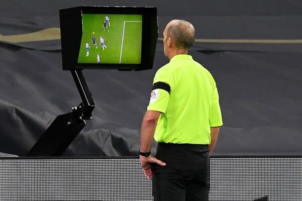 Teknologi VAR Semakin Canggih: Bagaimana Pengaruhnya di Liga-Liga Dunia 2025?